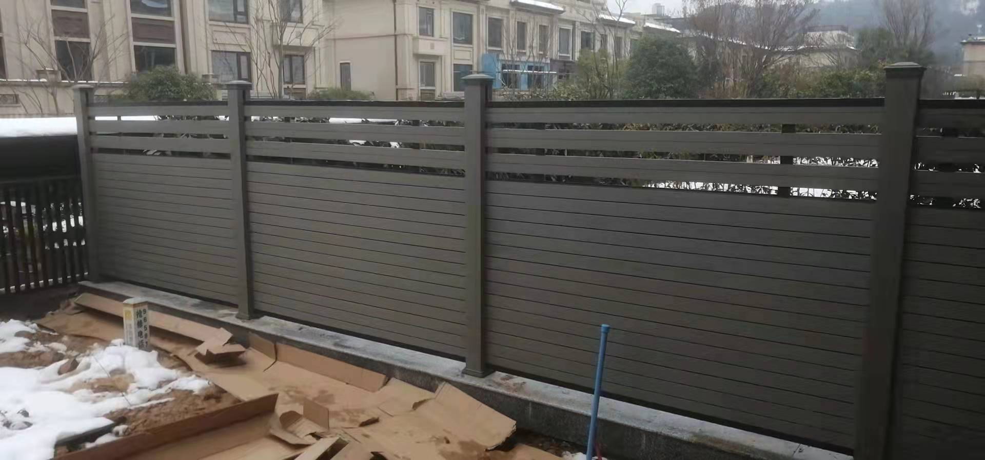 Загородка Wpc рынка сада европейская всходит на борт современных деревянных пластиковых составных панелей загородки