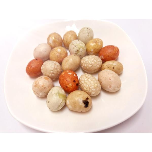 Зажаренные в духовке арахисы вкуса соевого соуса 100% здоровые очень вкусные естественные покрыли в красочной коже в оптовой упаковке