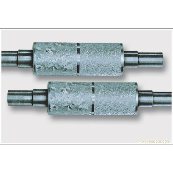 Ролики холодка прокатывать и замотки с картиной цветка, выбивая цилиндром