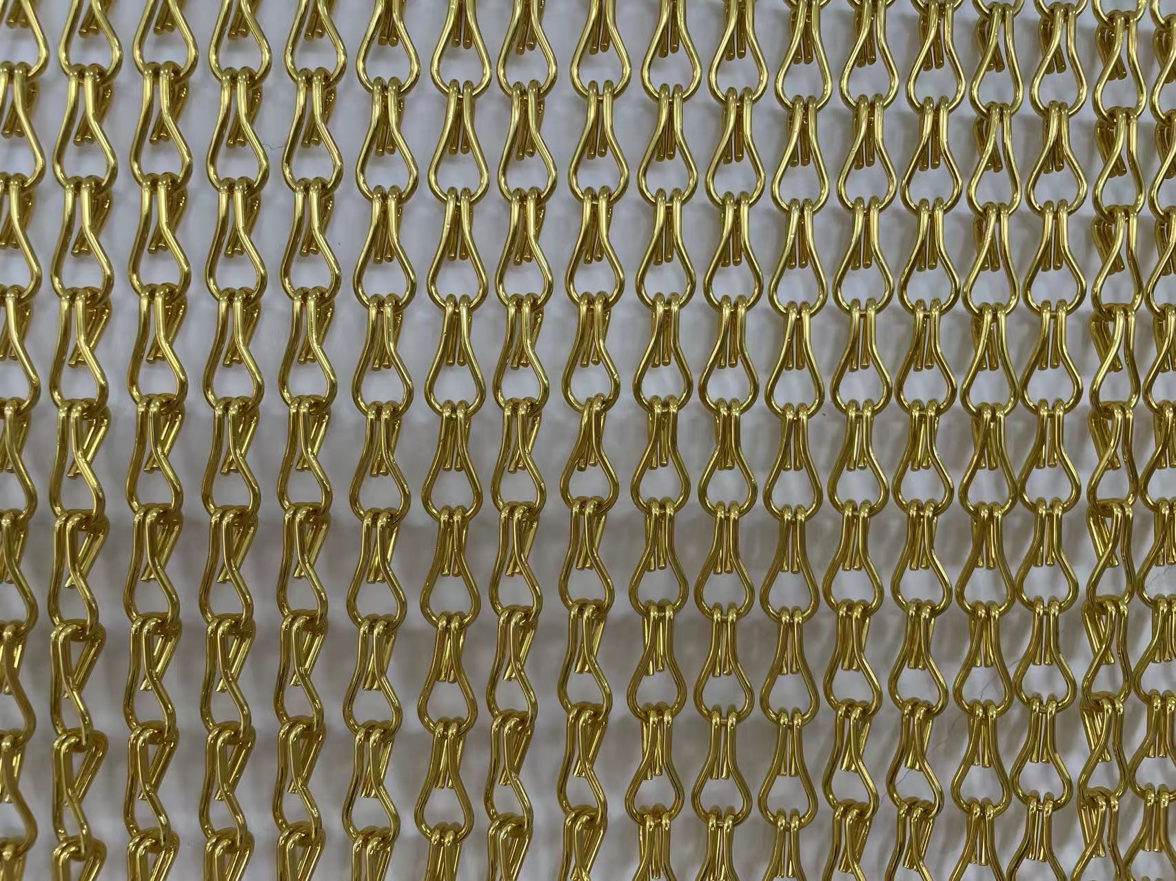 Gold Anodized Aluminum Hook Chain Metal Curtain with Mixed Hook Sizes 1.5 1.6 2.0mm in 6063 Alloy