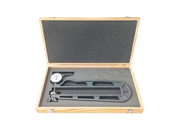 Jauge d'épaisseur à cadran 0-10mm avec profondeur de gorge de 300mm et face de mesure de 30mm de diamètre