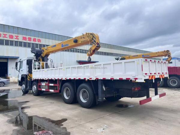 Usine Sinotruk HOWO 8X4 Grue télescopique montée sur camion hydraulique