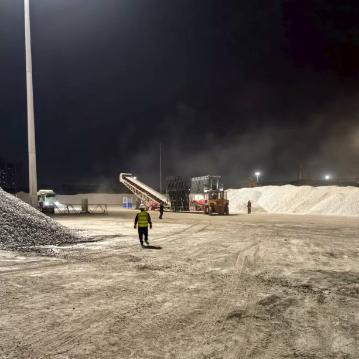 Transportador móvil de carga de buques para el transporte de material a granel en terminales portuarias