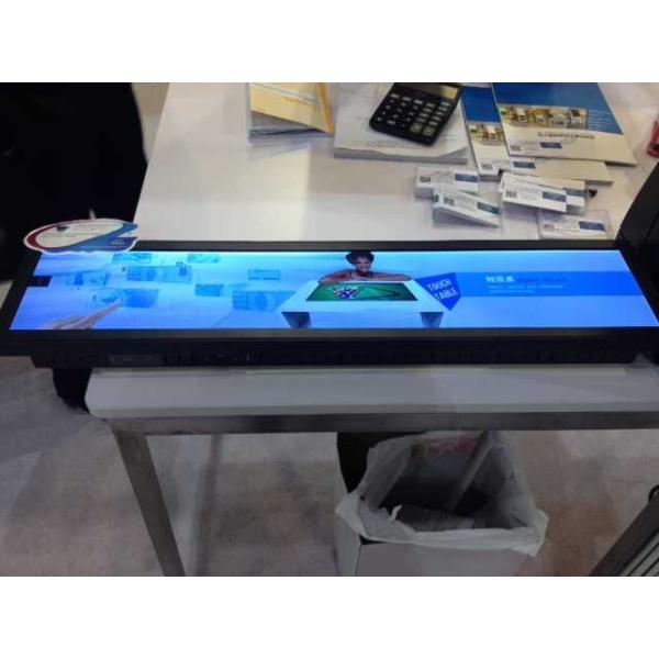 A barra esticada 28 polegadas LCD indica o quiosque do Signage de Digitas para ônibus e estações de metro