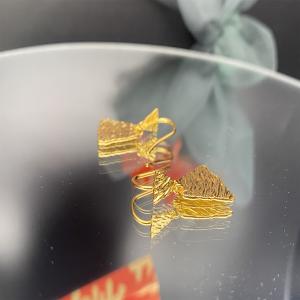 Des boucles d'oreilles en or à la mode