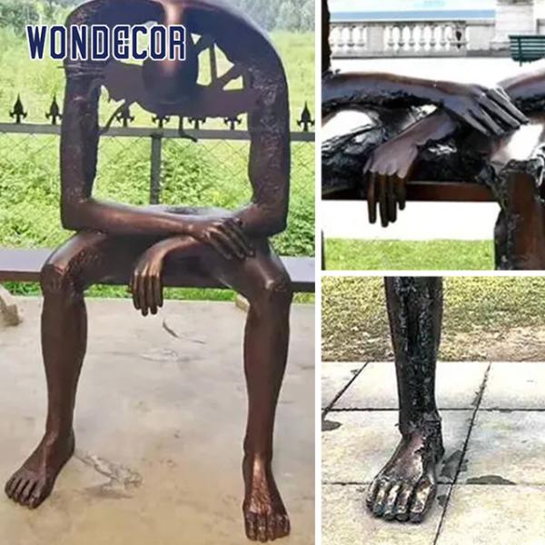 Печальный человек, вырезающий бронзовые садовые скульптуры