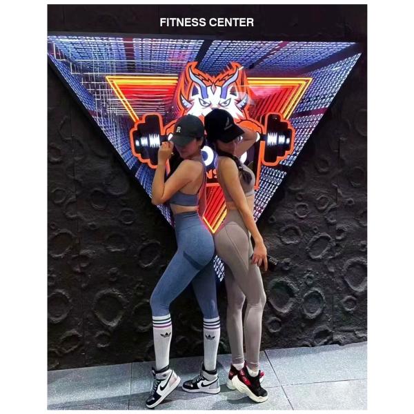 Неоновые зеркала, отражающие художественность Внутренние наружные модные тенденции для современных пространств