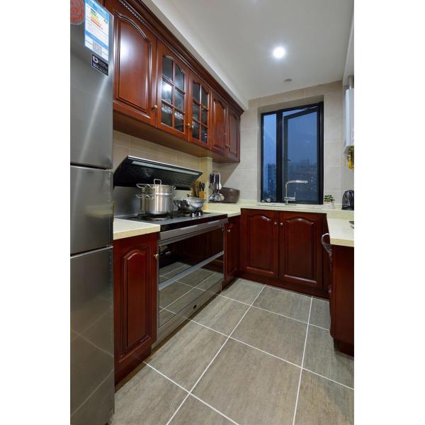 Gabinete de cocina acabado en chapa de madera con isla