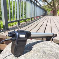 Abrelatas dual de la puerta de oscilación del patio de 24VDC 500KGx2 con 2 brazos