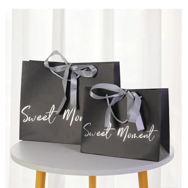 Shopping Boutique Paper Gift Bags 300gsm With Bronzing Printed Logo Ribbon Handle