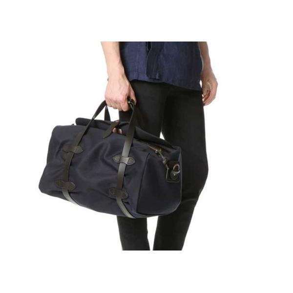 Голубые, который катят люди вещевых мешков холста свертывая