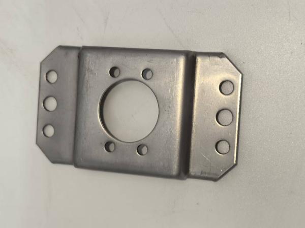 Pieza de estampado de metal personalizada – Punzonado de precisión, soporte de acero de alta resistencia, resistente a la corrosión, diseño de montaje de múltiples orificios