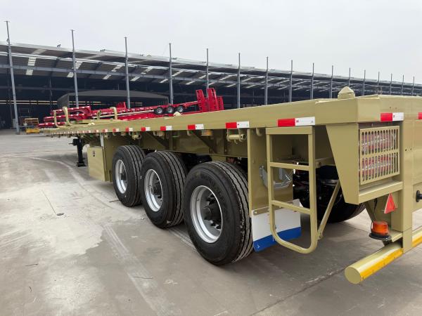 Semi-remorque à plateau à colonnes latérales pour le transport de bobines de bois et de conteneurs en acier