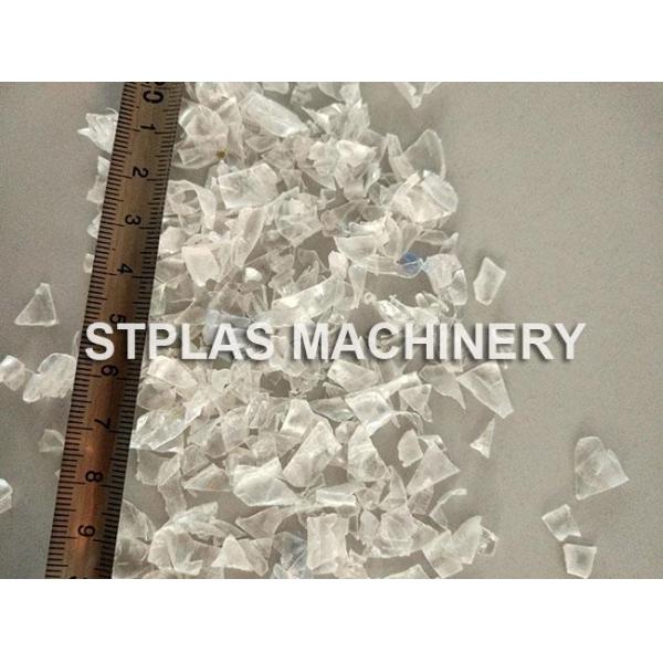 La botella plástica inútil del animal doméstico forma escamas machacando el secado que se lava reciclando la máquina