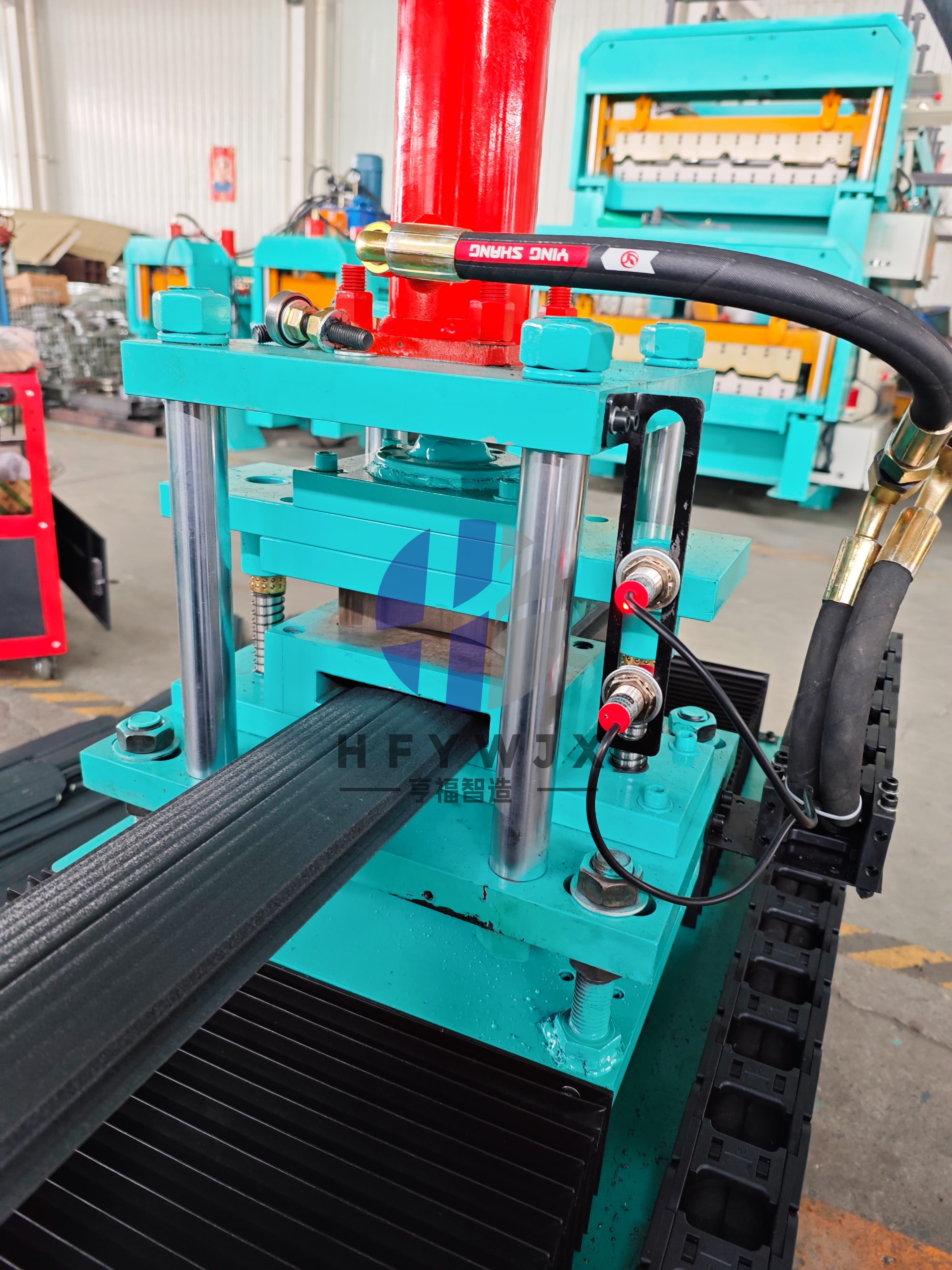 High Precision Non-stop Flying Shear Fence Roll Forming Machine with 16 Rows Rollers and 20-25 m/min Speed