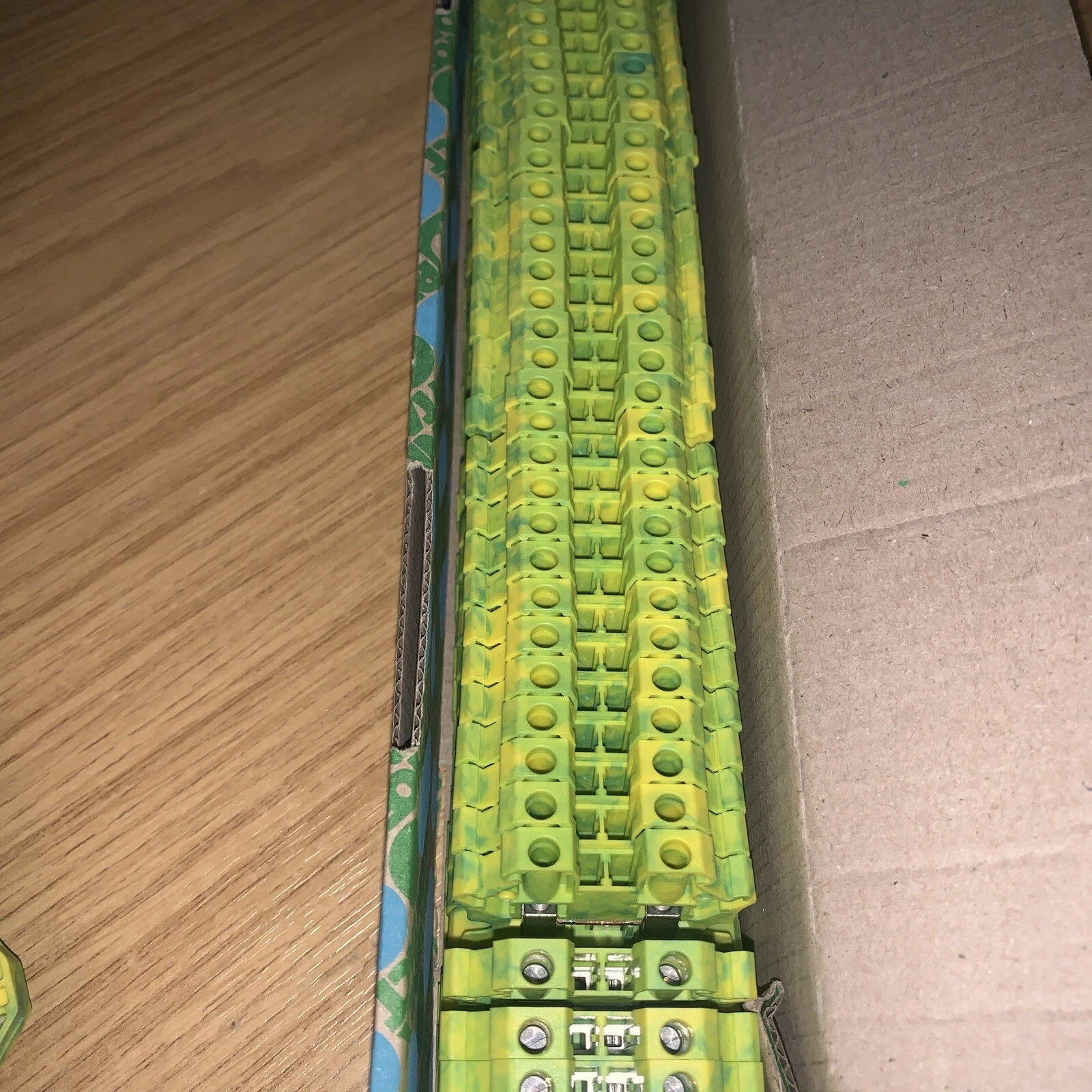 Phoenix Contact UT 4-PE Protective Conductor Terminal Block with Screw Connection for Railway Industry (0.14-6mm²)