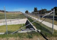 ISO9001 9 Gauge Cyclone Wire Diamond Chain Link Fence est une clôture de type