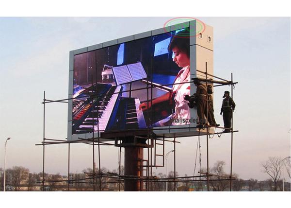 Grandes painéis publicitários de LED com estrutura de aço
