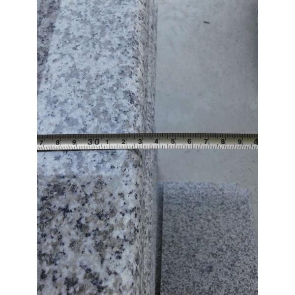 Bandes de roulement d'escalier gris-clair/blanches de granit, bandes de roulement d'escalier en pierre extérieures 120 x 33 x 3cm