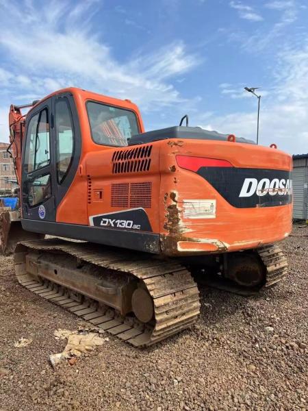 13000 KG Excavateur DOOSAN DX130 d'occasion et adapté à l'écrasement des excavateurs manuels usagés