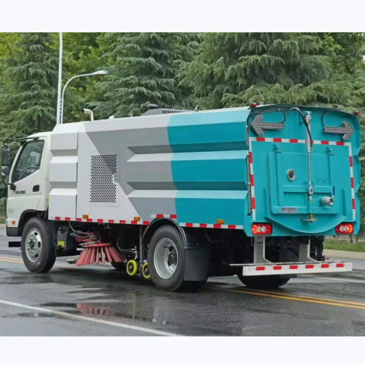 Вакуумная дорожная машина с общими габаритами 5150×1760×2280 мм