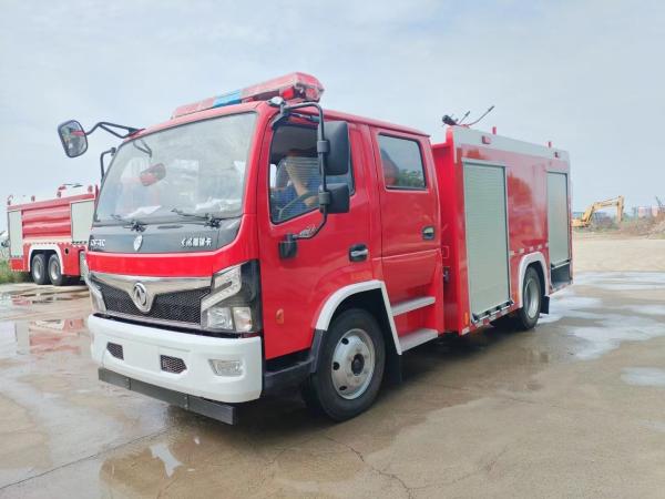 Le camion de pompiers en mousse de 12 t dispose d'un réservoir d'eau et d'une fonction de lutte contre l'incendie qui convient à la lutte contre les incendies d'huile et autres incendies d'huile