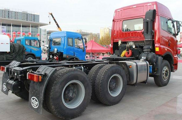 HOWO 79 Cabin 371 hp Tractor Head Trucks with 400L Fuel tank