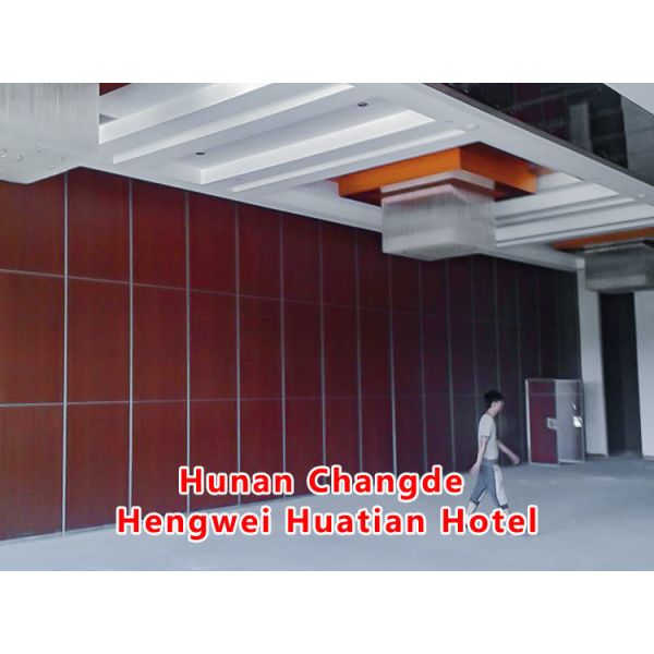 Single Glazed Foldable Office Glass Partition Wall with 108mm Thickness and 30-42dB Sound Insulation