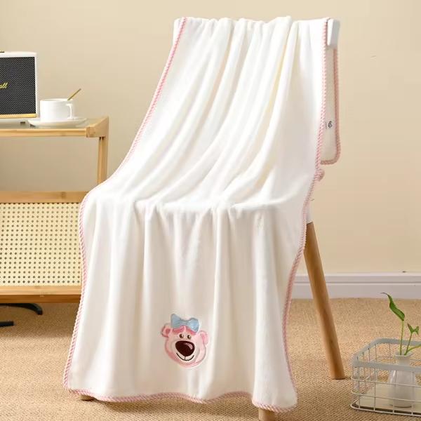 Un ensemble de serviettes en velours de corail Adorable dessin animé Parfait pour le bain des enfants