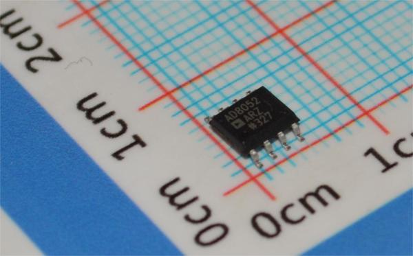 AD8052AR : Amplificateur opérationnel double 300 MHz, vitesse de balayage de 140 V/µs, bruit de 4,5 nV/√Hz, alimentation de ±5 V à ±15 V, SOIC-8, -40 °C à +85 °C