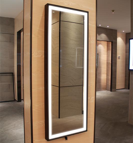 Décoration de salle de bain d'hôtel Full Length LED Makeup Mirror avec cadre noir autour de la lumière