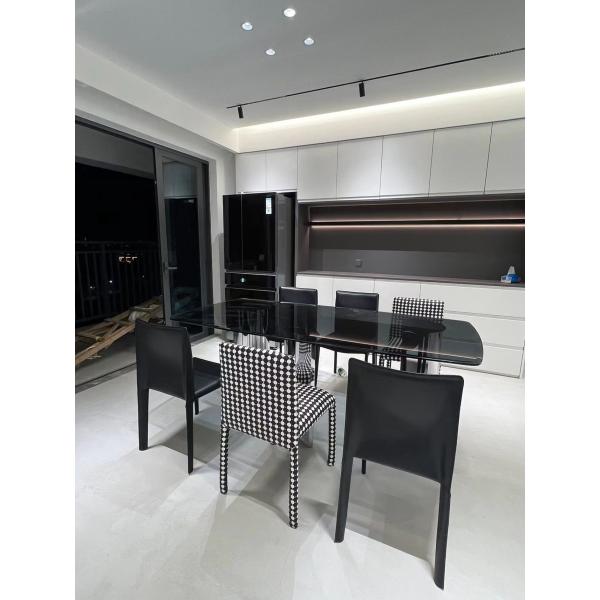 Cabine contemporânea da mobília de vidro do restaurante do hotel que assenta a mesa de jantar preta