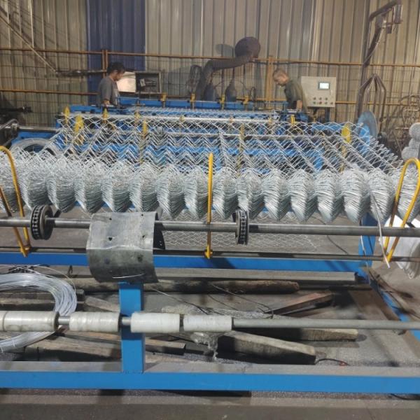 Malha 120*120mm Cercas de ligação de cadeia comercial Painéis metálicos de prata Postes redondos