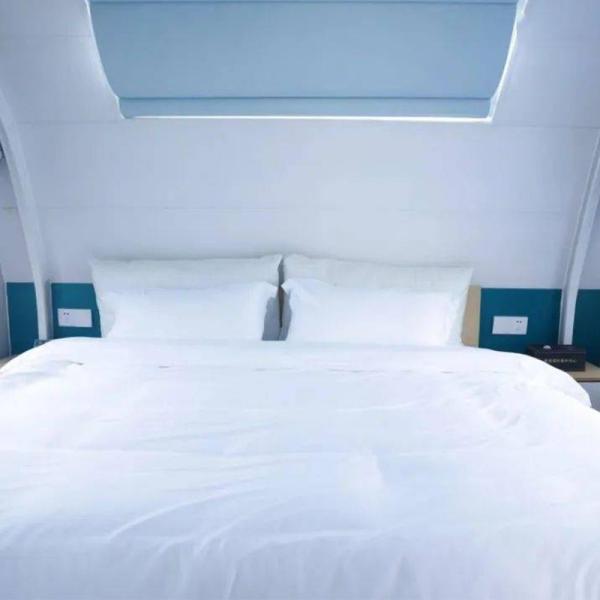 6 personnes salon maison bateau longueur 8m avec canapé et télévision pour les vacances en famille