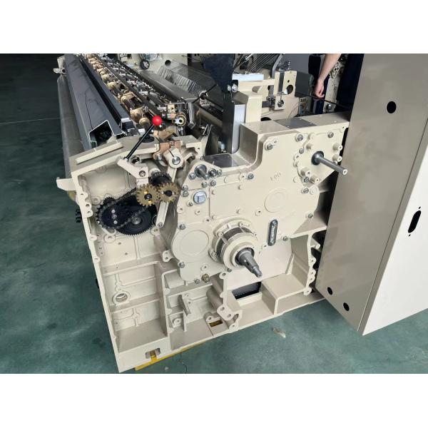 Тень двойной струи воды сопла сплетя