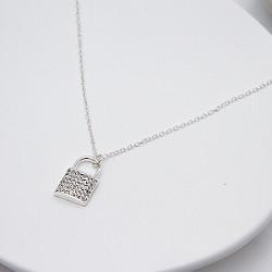 Colar de prata longa 47mm da forma com os pendentes transparentes da broca
