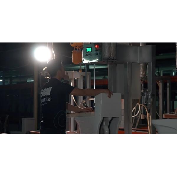 Toilette en une pièce allongée en céramique à basse réserve en siphonic en une pièce