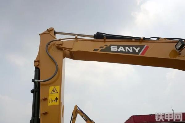 Travaux de construction SY135 Excavateur tuyau en fer pour bras moyen et tuyau de retour du pétrole