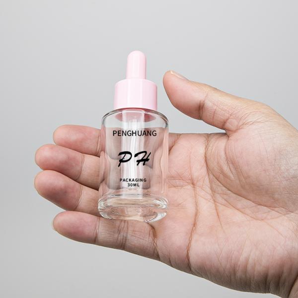 Os azul-céu colorem o conta-gotas de vidro do soro engarrafam o óleo de cabelo que empacota 30ml