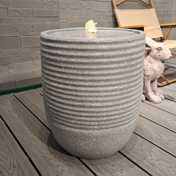 Fonte de água de jardim de resina elétrica em camadas para decoração exterior