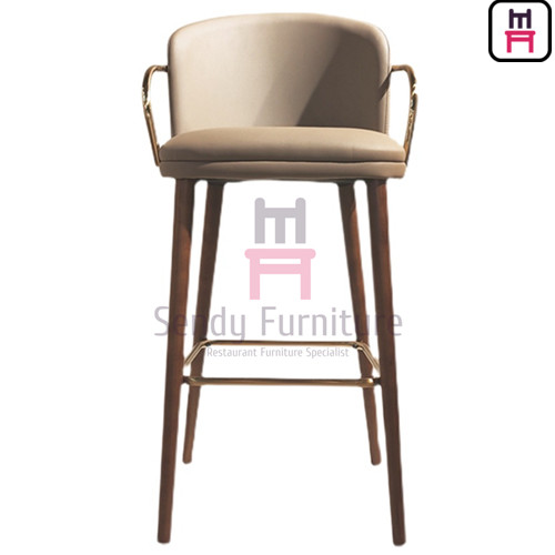 Ресторан кроет кожей подлокотники нержавеющей стали барного стула с задним