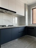 Armoires de cuisine modernes avec mélange et assortiment de textures multicolores