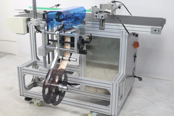 Máquina de rotulagem por sução de cartão macio lateral de 120 kg de capacidade para produtos frágeis