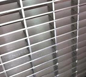 Дорожка гальванизированная нержавеющей сталью скрежеща Serrated структуру плоской Адвокатуры твердую