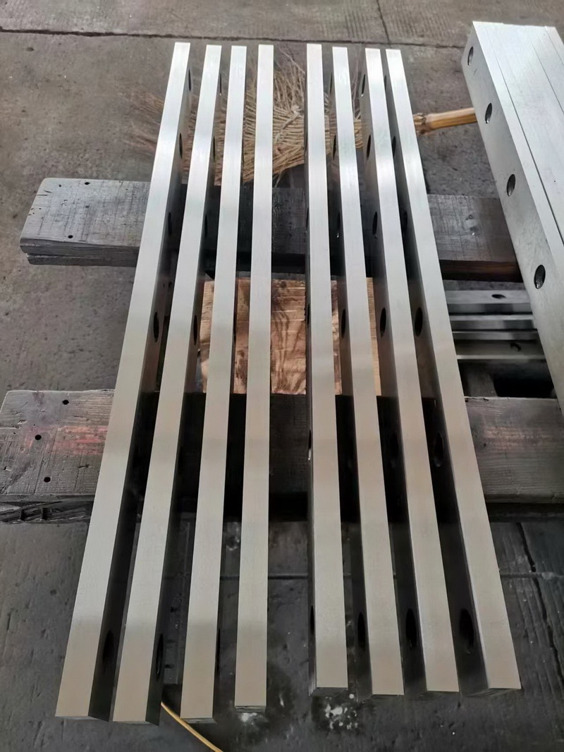 Precision Metal Shear Blades with 0.05mm Straightness, Counter Bore With Groove, and Wear Resistant Cutting Blades
