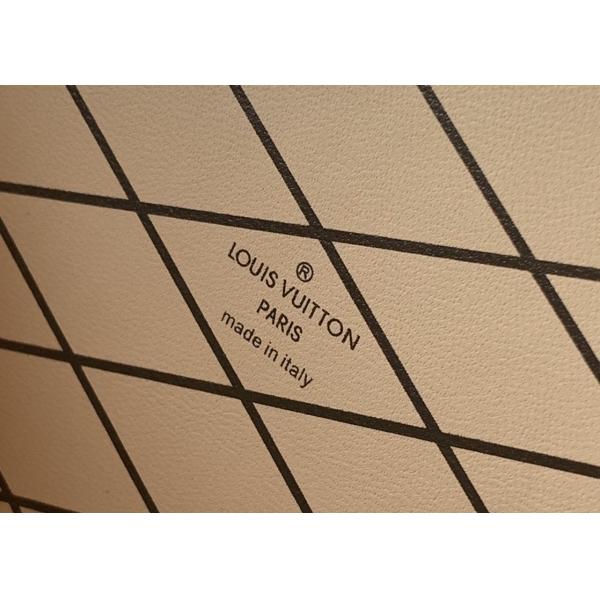 Ladies Leather 7.5cm Circular Push Lock Crossbody Bag With Mental Ornament