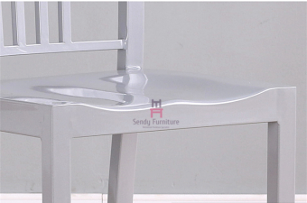 Стулья алюминиевого металла табуретки военно-морского флота Эмеко на открытом воздухе обедая с лоснистой изогнутой задней частью