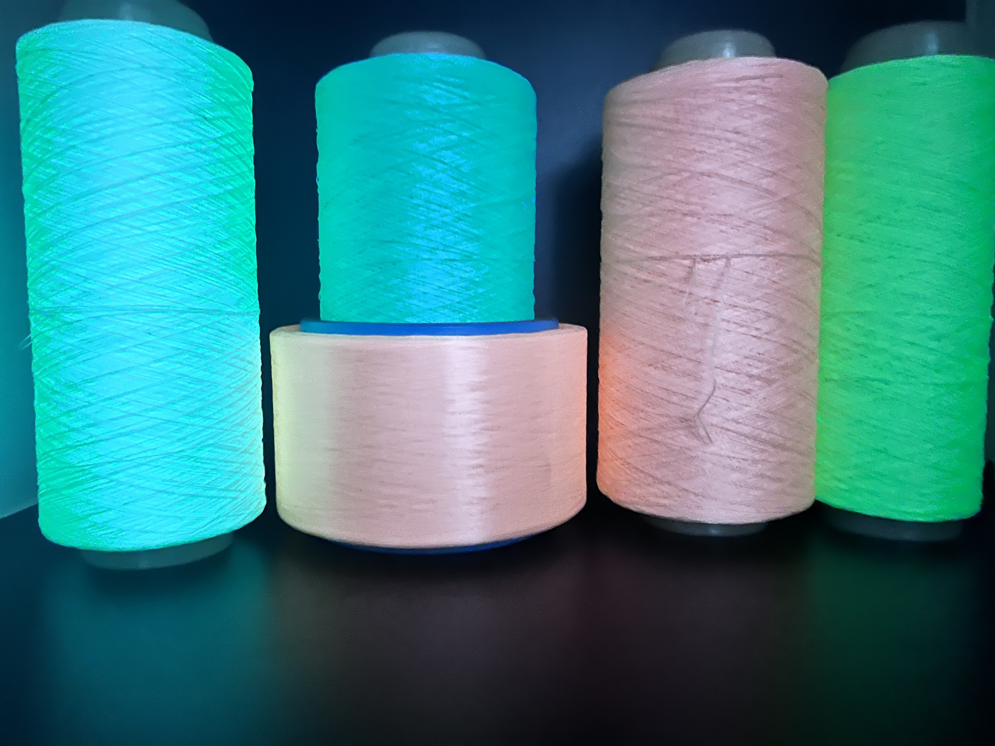 450D Glow In The Dark трикотажная пряжа полиэстер для ткачества свитера