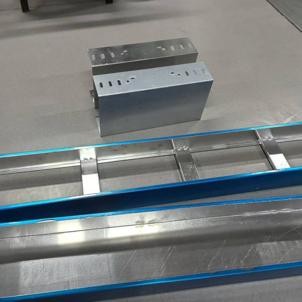 Indoor Outdoor Aluminum Ventilated Cable Tray 50mm-150mm Height Hassle Free Management