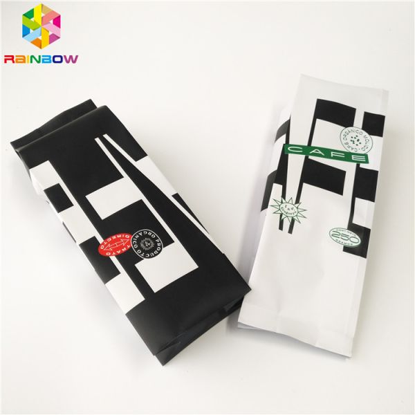 En plastique blancs tiennent le corps frottent le sac cosmétique d'emballage pour le sel de mer baignant des soins de la peau